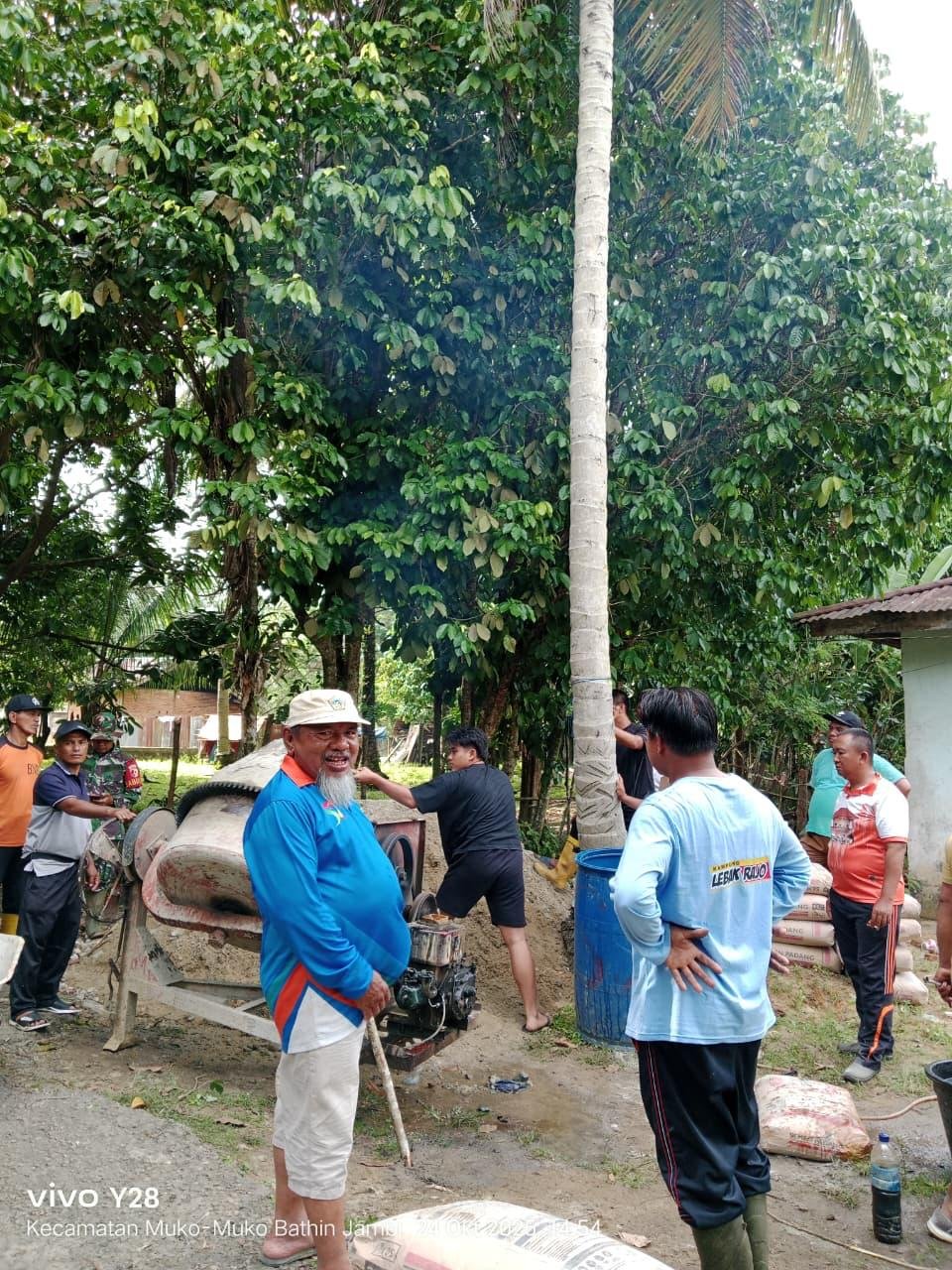 Gotong Royong Bersama Warga Dusun Suka Jaya